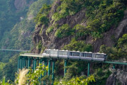 標高800m以上、山や崖を登る中国初の「断崖列車」が完成…大覚山景勝地！