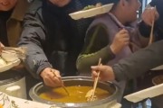 【動画】 　中国人、朝食バイキングのマナーが悪すぎる・・・・・・・・・・