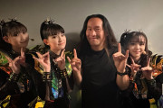 【海外】BABYMETALとハーマン・リ（DragonForceのイケメン）のバックステージショット