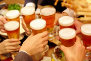 職場の忘年会でビールピッチャーを自分から飲み干した人が席で盛大に吐いた。店「自分たちで掃除しろ」