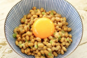 コスパ対決 「卵かけご飯」VS「納豆かけご飯」 最強なのはどっち？