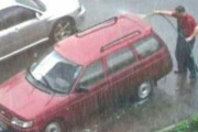 近所のオッサンが雨の中で『洗車』してるんだけどｗｗｗｗｗ