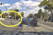 【動画】バイク女子さん、右折車に高速で突っ込んでしまう(((ﾟДﾟ)))