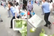 【動画】中国、悪徳城管の取り締まり開始！次々に露店の商品を撒き散らし嫌がらせ
