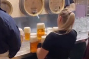 【Twitter】ビールジョッキ運びを極めた女性がヤバすぎる
