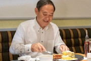 【悲報】官官房官官、3千円のパンケーキを食べ国民から叩かれる