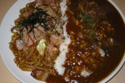 カレー（攻撃力2300）「合体するぞ！」焼きそば（攻撃力2000）「おう！」焼きうどん（攻撃力1800）「俺も！」
