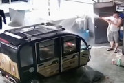 洗車中に主人を襲う中国の電動三輪車。どうしてそうなったｗｗｗ