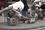 【動画】一人亡くなっているのにネタにされてしまうインドの交通事故。