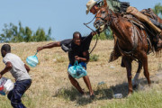 【米国】国境警備隊、騎馬で不法移民を追い回して批判殺到