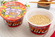 通常サイズから麺4倍…ブタメン超BIGが登場　セブン限定　税込289.44円