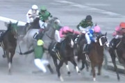 【動画】競馬の中京10Rで大事故。落馬した菱田裕二騎手が後続馬に蹴られる。