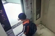【動画】中国、悪ガキにおちょくられたエレベーターがブチ切れ…!? 悪ガキの手に噛み付く…！
