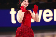 「ねえ待って！」中井亜美(18)が推しライブで大号泣！黒ミニスカ＋グッズで完璧参戦、喜びのピース