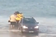 【動画】砂浜でそれは無理。トレーラーからジェットスキーを降ろそうとした3人組の悲しい映像ｗｗｗ