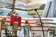 【動画】おい神様。ミサの最中に倒れてきた十字架が頭に当たって司祭が亡くなる。