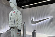 NIKE 「ダウンジャケットって、ダウンいらなかったわ。空気さえ入ってればよかったんだわ」