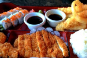 【悲報】日本人「ロサンゼルスでとんかつ定食を頼んだら店員が半笑いでこれを持ってきた、もうロスで日本食は頼まない」