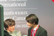 フリー後、宇野昌磨選手をキス&クライで迎えるステファンコーチ
