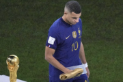 フランス連覇ならずも…エムバペが56年ぶり史上2人目のW杯決勝ハットトリックで得点王　輝き放った