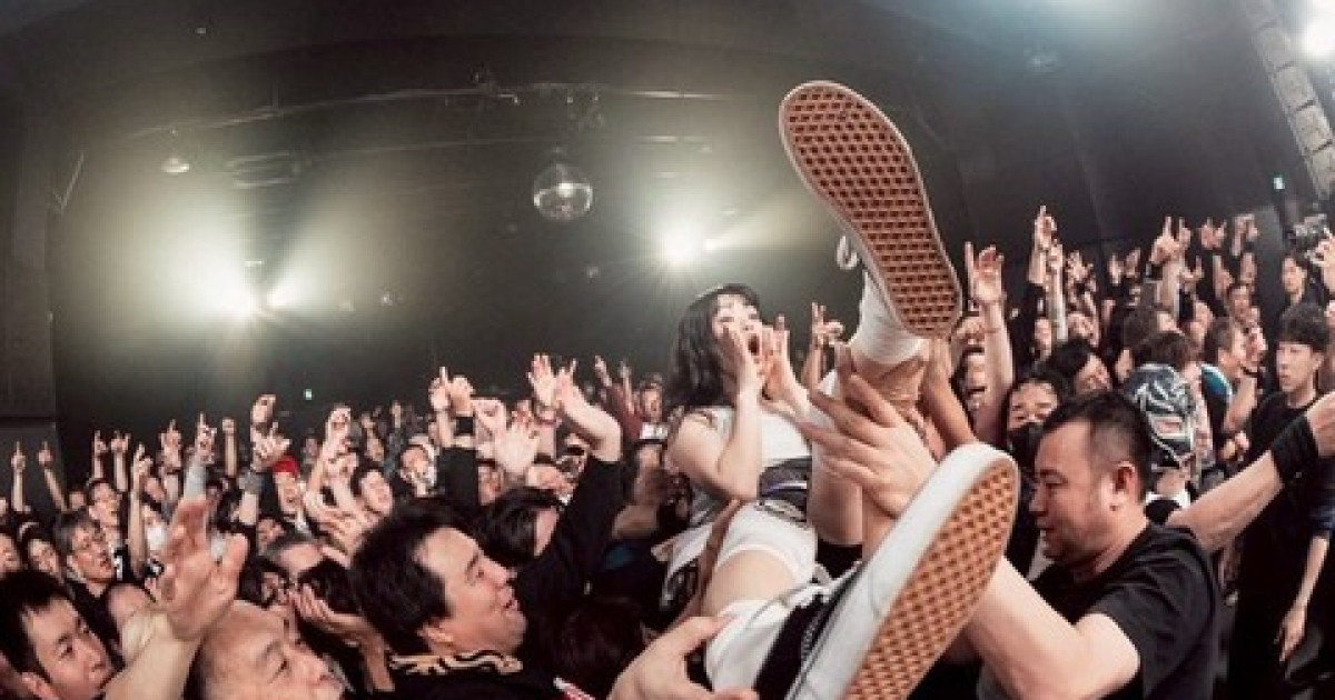 【画像】女性バンドボーカリストさん「客席ダイブにした時、右胸触ったやつ警察付き出します」