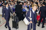 外国人「日本がサッカー代表をヒーローのように出迎えしている！」