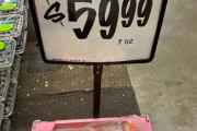 外国人「日本産のピンク色のイチゴがこんな値段で売られてた…」