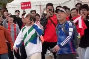 【動画】中国人サポーター、日本代表のユニフォーム来た人を集団で囲んで襲ってしまうｗｗｗｗｗｗ
