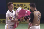 ホークスさん、引退する田中賢介に花束を用意
