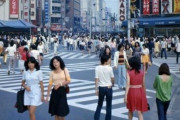 こちらの『1978年の新宿』写真を見た人、今ではそこら中にいる「〇〇を着た人がいない」と指摘　確かに全然いないわ・・・