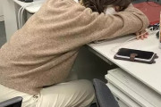 【画像】新入社員女さん、デスクで眠ってしまうｗｗ