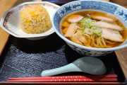 ワイ、一人夜のサービスエリアでラーメンを食べる