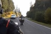 【動画】カーブで追い越しをしようとして道路を逸れたバイク乗りの奇跡のリカバリー。