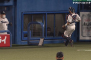 【日本シリーズ】 ヤクルト、弾いたボールがベンチに入って助かる