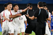 【動画】北朝鮮のサッカー選手、日本のスタッフを脅して水を奪い取る
