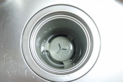 「排水口に熱湯流すのはダメ」「排水口はたまに熱湯流した方がいい」