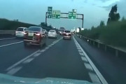 【動画】高速道路の出口で煽っていたヤツが馬鹿な事故を起こすドラレコ（ノ∇`）
