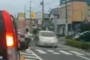【動画】自転車JKさん、横断歩道をノールック直進してはじけ飛ぶ