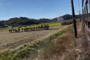【動画】撮り鉄さん、虫のように大集結して電車を2回も緊急停止させるwwwww