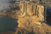 ベイルート大爆発で穀物用サイロが崩壊、貴重な小麦は使い物にならず…市民はパン不足を恐れパニック！