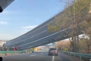 【動画】中国、高架式高速道路が外れて横転倒壊！車両数台が巻き込まれる！