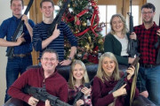 アメリカの議員、クリスマスにとんでもない家族写真を撮ってしまう