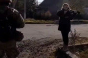 ヴァイオリンで国歌を演奏し、ウクライナ軍兵士を迎える少女！