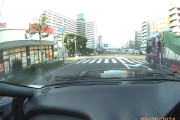 【動画】走行中に車の鍵をかけないとこういう事が起こります