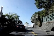 【台湾】地震による巨大落石の瞬間がKOEEEEE！！
