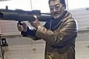 笑顔でロケットランチャー構える「ヤクザの組長」、米司法当局がおとり捜査で逮捕した男は一体は何者なのか！