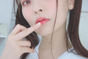【エッッ】声優・上坂すみれさん、お○ぱいを机の上に乗せてしまう!!