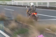 【悲報】原付のおばちゃん、ガチで無敵すぎて草。これボケちゃってるのか？ｗｗｗｗ