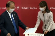 五輪組織委の会見、『武藤事務総長の椅子を引くだけの女性』が登場してツッコミ殺到「なにが問題なのか全く理解してない」「海外では見たことない」