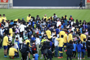 日本代表がドイツ在住３００人の子どもたちに即席サイン会　“一番人気”久保建英に長蛇の列